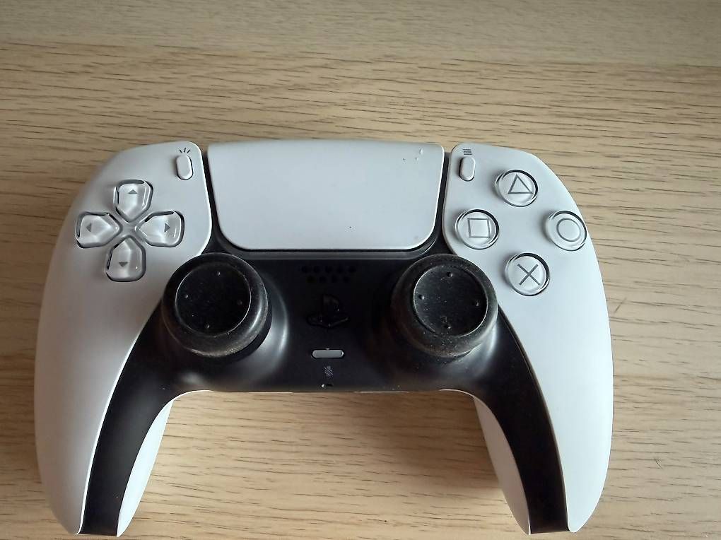 Consoles: PS5 mit Laufwerk und Controller – D'occasion à Au SG par tem_r296 1