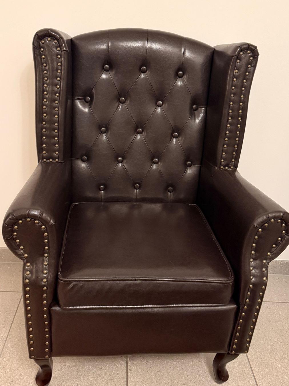 Poltrone: Chesterfield Sessel mit Hocker dunkelbraun Lederoptik – Usato da Opfikon venduto da hetipeti 1