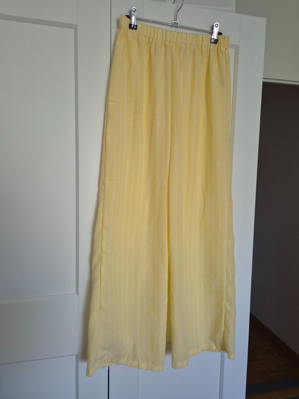 Hosen: Pantalon long neuf jaune et blanc – Neu (gemäss Beschreibung) aus Lausanne von leroyaumedereven