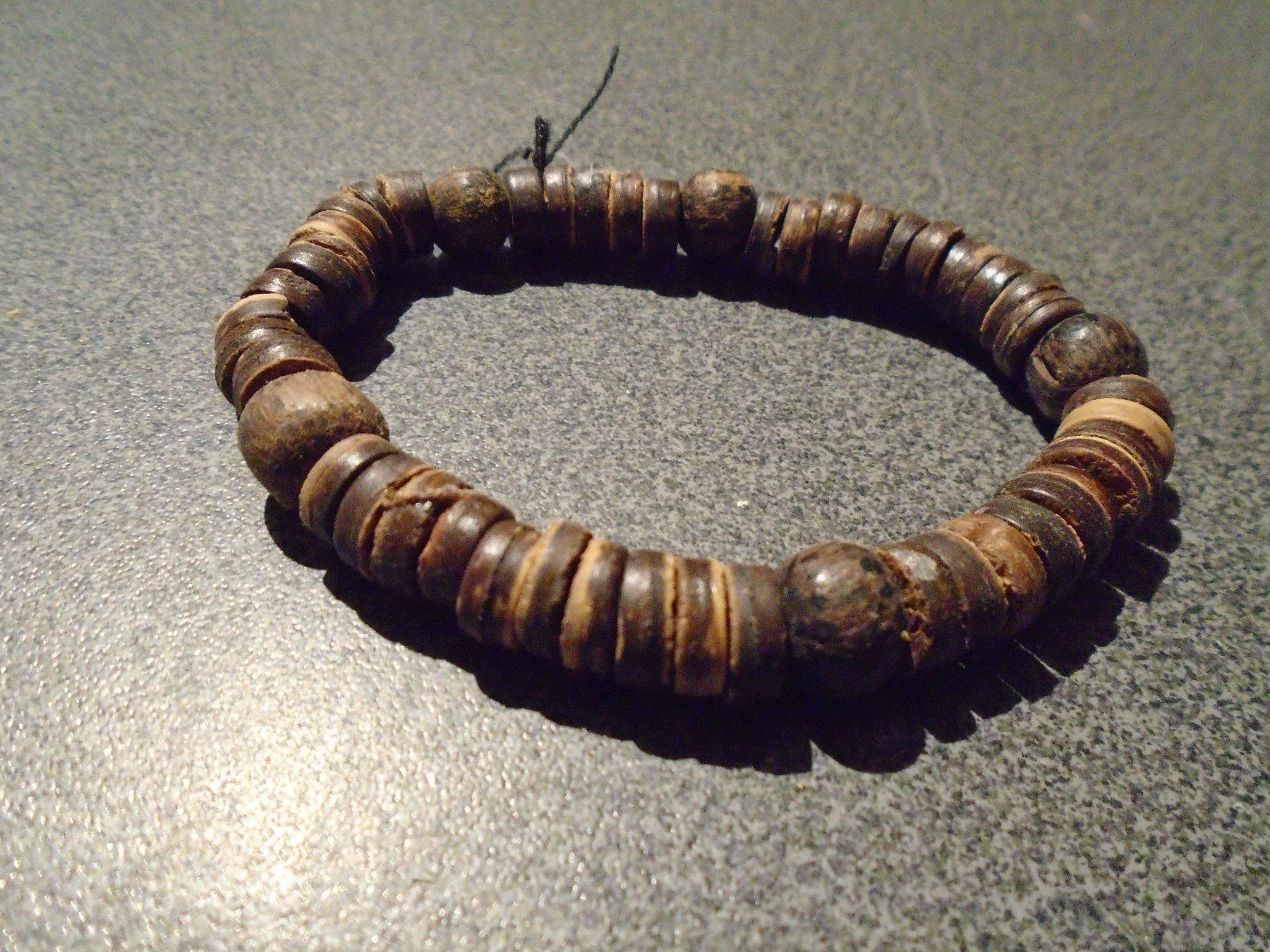 Armbänder & -reifen: Armband grau/braun farbig – Gebraucht aus Zürich von abraxas1291