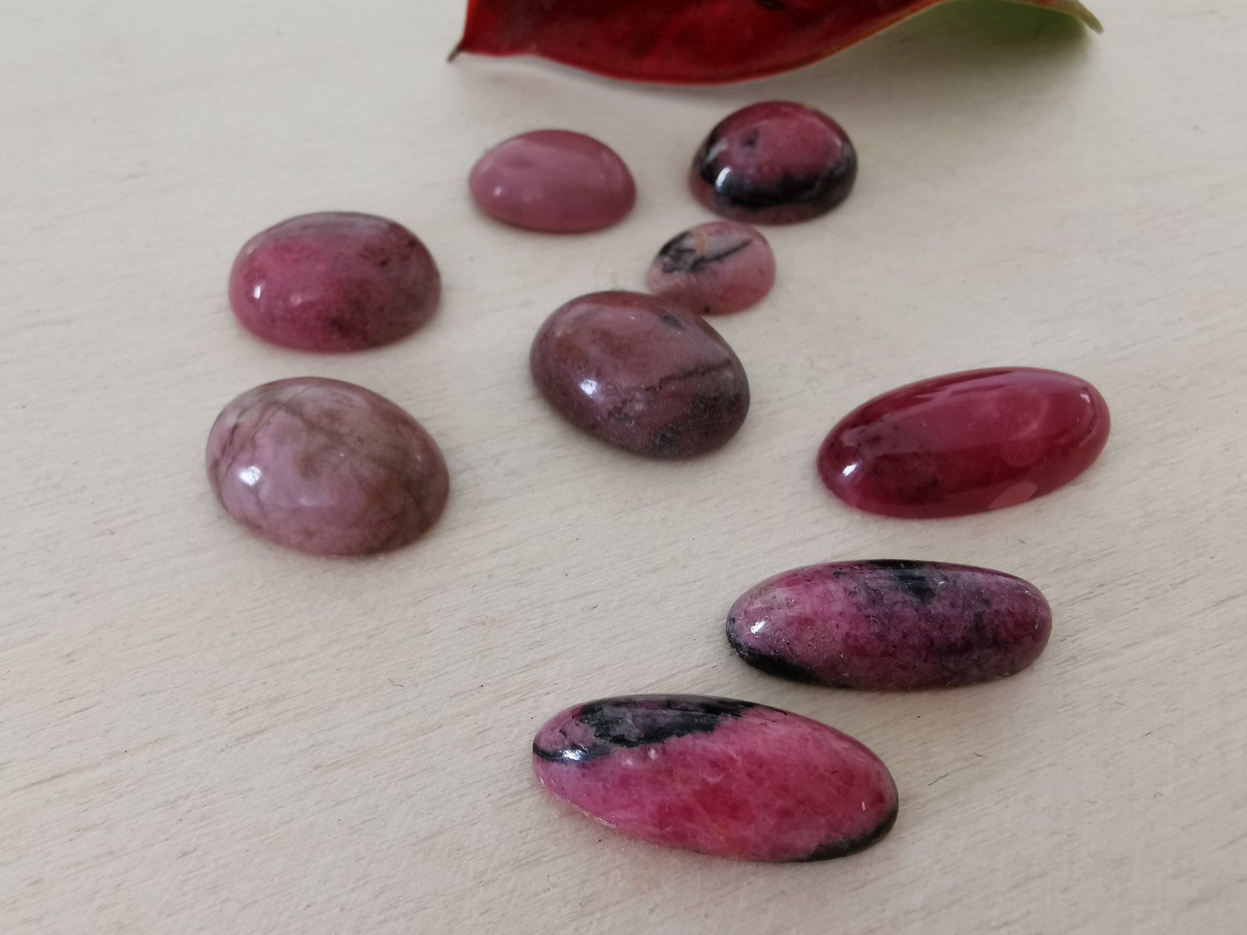 Edelsteine: 9 Stk. Rhodonit  Edelstein - Cabochon – Neu und originalverpackt aus Dierikon von Buntspecht-10 6