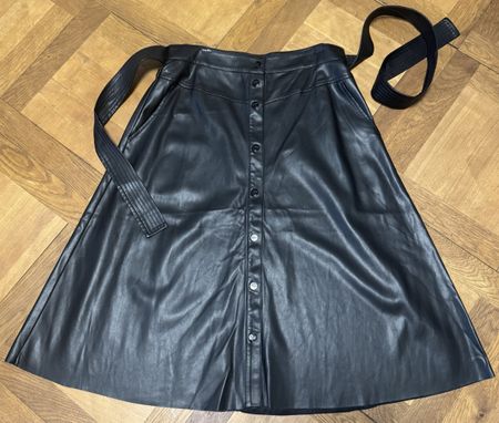 DKNY Rock in Leder Optik, Schwarz, Gr. 40, mit Gürtel