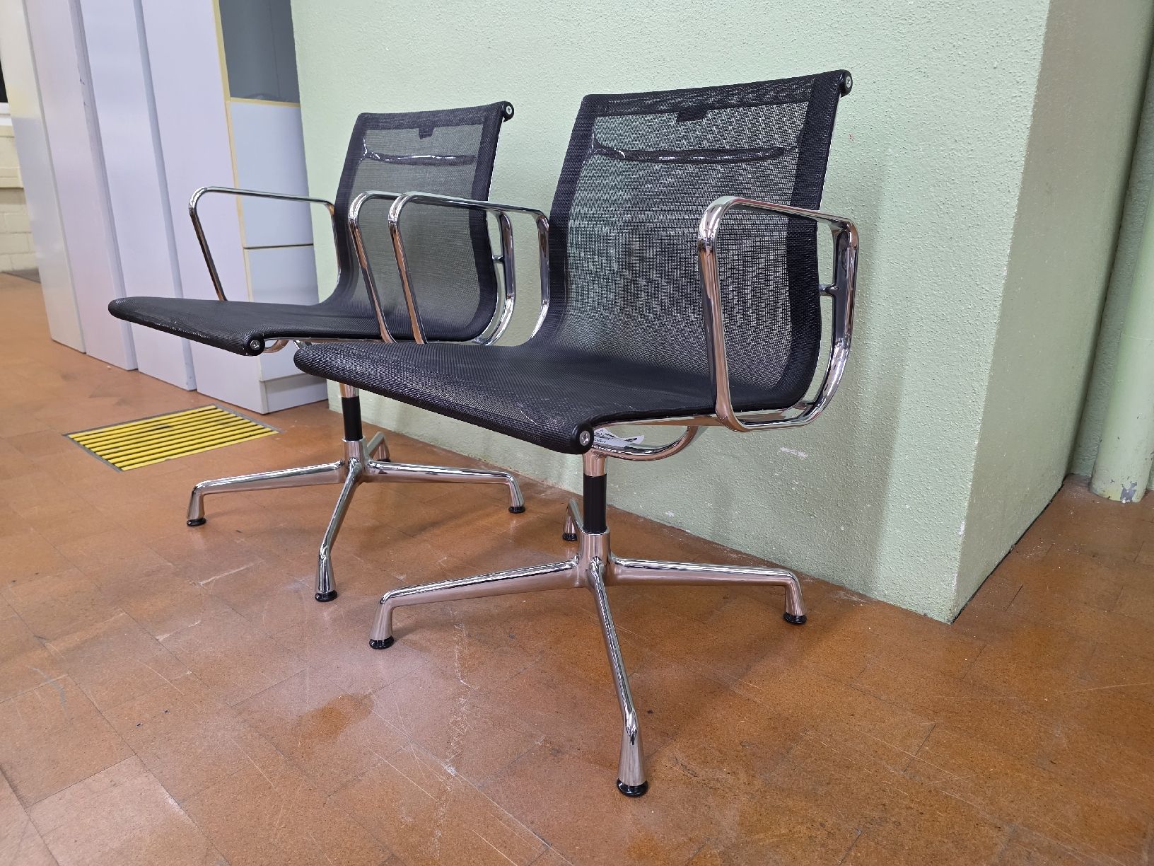 Vitra Stühle: 2 Designer Stühle Eames EA107 Vitra mit Netzgewebe – Gebraucht aus Lichtensteig von Polsterwerk