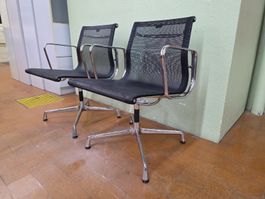 2 Designer Stühle Eames EA107 Vitra mit Netzgewebe