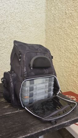 Voyager Camo Angel Rucksack mit diversen Ködern und Haken