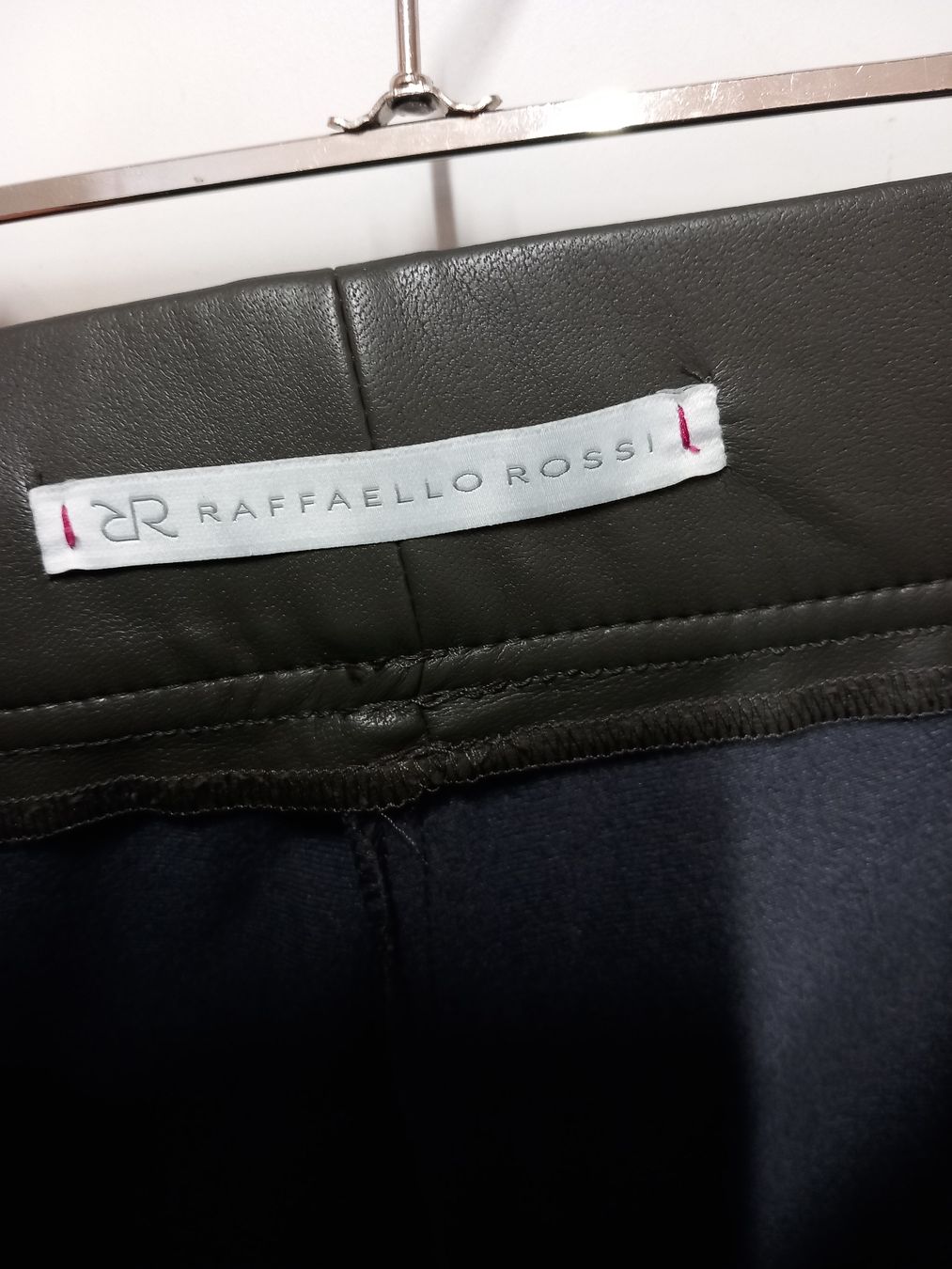 Raffaello Rossi Pantaloni: Raffaello Rossi Kunstlederhose "Candy Leather" Gr.44 oliv – Usato da Gwatt (Thun) venduto da umwelt-brocki 3