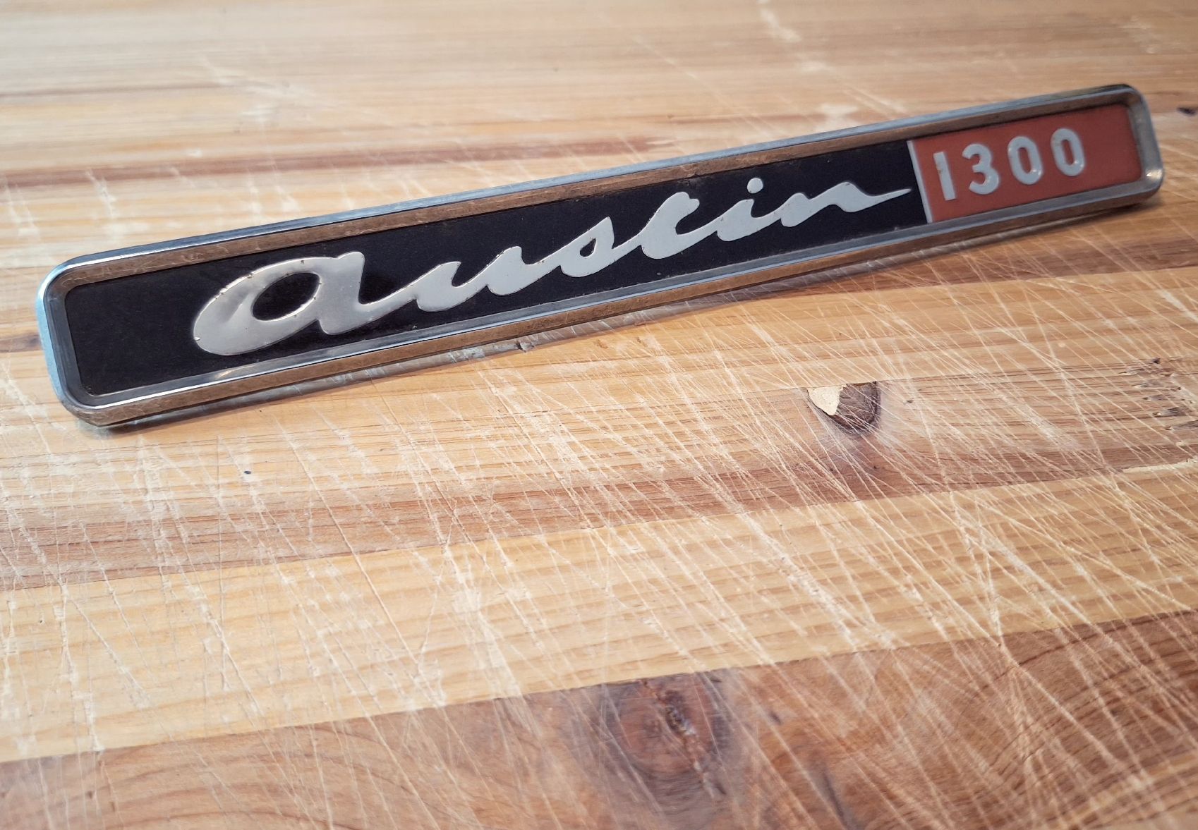 Austin Tutti pezzi di ricambio auto: Austin 1300 Emblem – Usato da Triesen venduto da BLACKSHEEP75