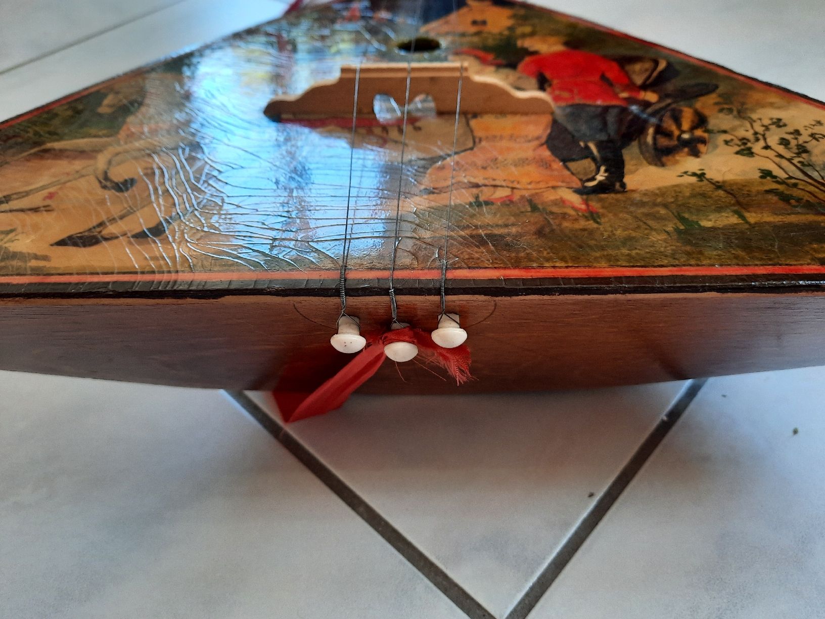 Strumenti musicali: BALALAÏKA, instrument RUSSE à 3 CORDES – Usato da Le Locle venduto da marylise01 2