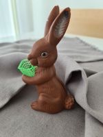 Antiker Osterhase mit Korb