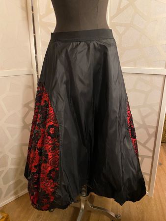Beautiful Vintage black & red taffeta skirt. EUR38