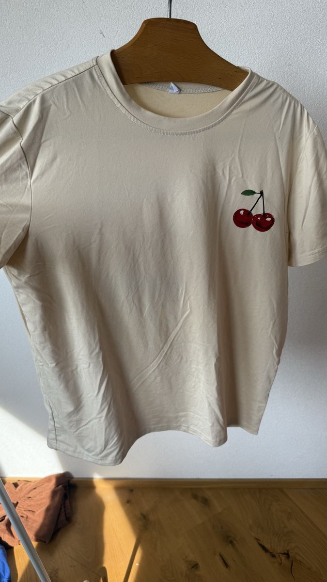 T-shirt: T-Shirt mit Kirschen, Gr. S – Usato da Gelterkinden venduto da teddywidder
