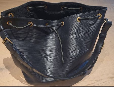 Elegante Louis Vuitton Petit Noe Epi Ledertasche in Schwarz!