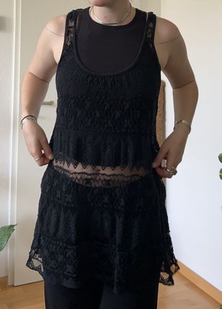 Schwarzes Spitzenkleid 