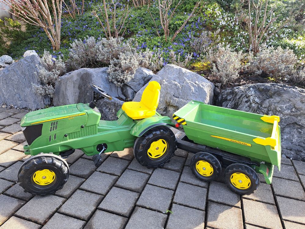 Traktor Mit Schwarzer Nummer Und Anhanger