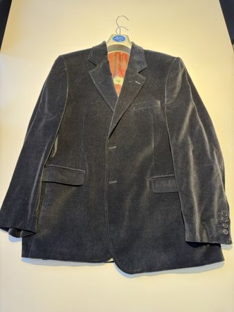 Veste en velours noir.