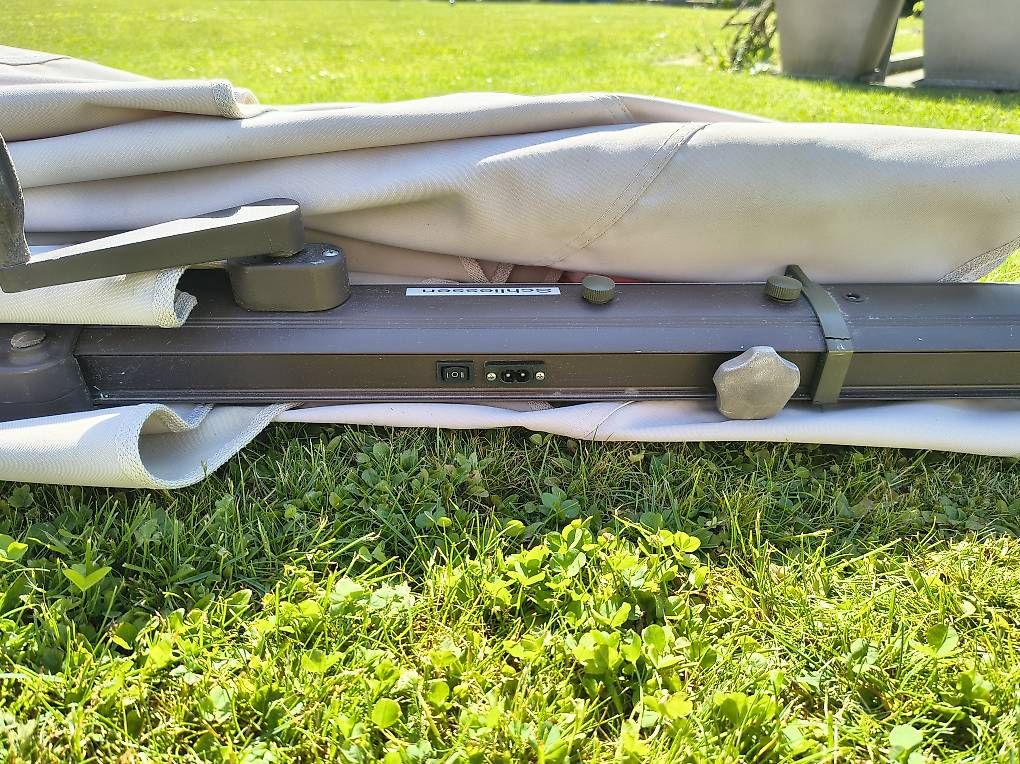 Ombrelloni: Luxus Sonnenschirm Solero mit Beleuchtung – Usato da Lenzburg venduto da Epson5 4