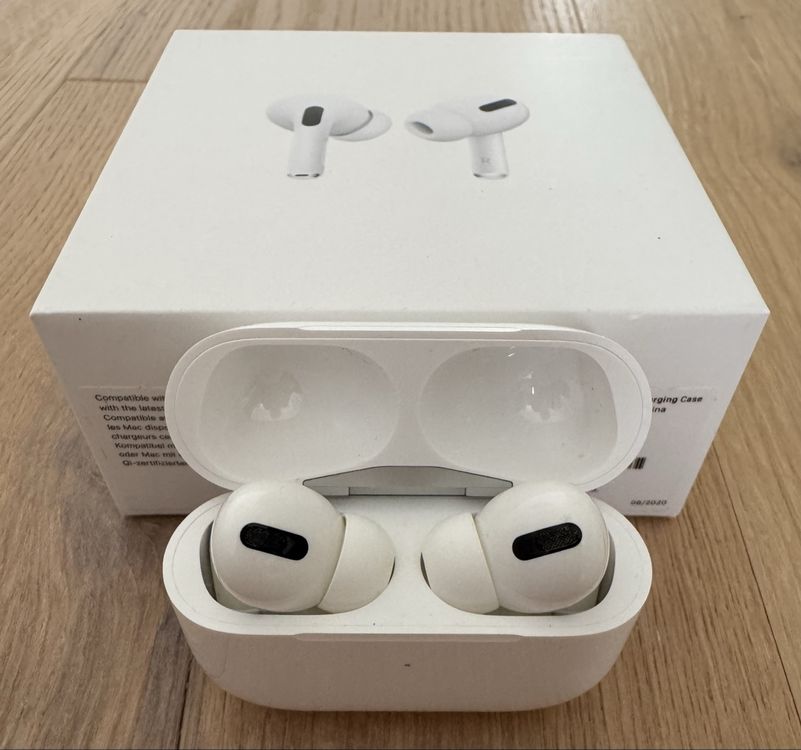 Apple AirPods Pro with Wireless charging Case 1