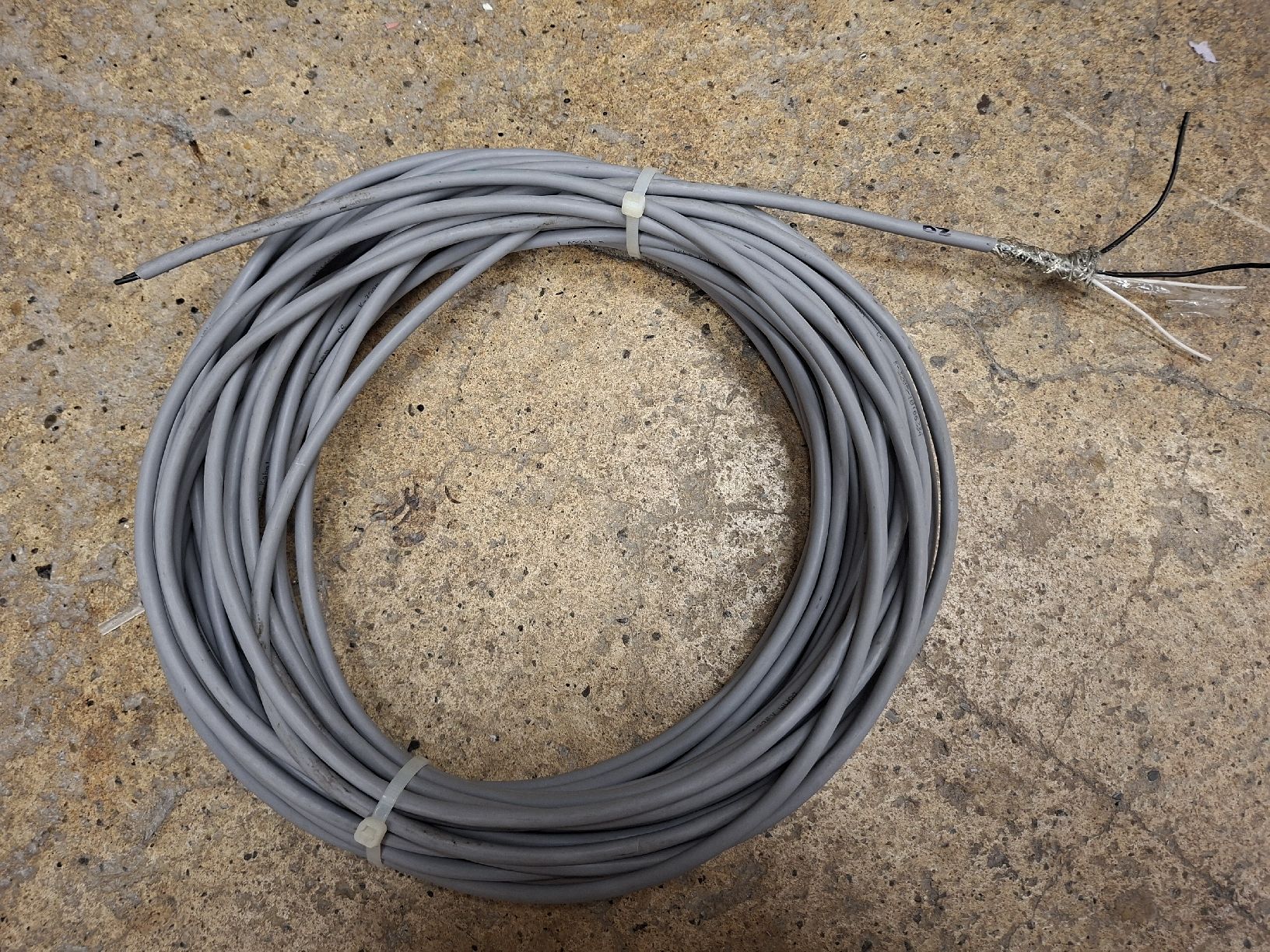 Câbles: Kabel 2x1mm² geschirmt ca. 20 Meter – Neuf (Voir description) à Neunkirch par MaElekt