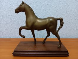 Cheval en bronze (?) sur socle en bois