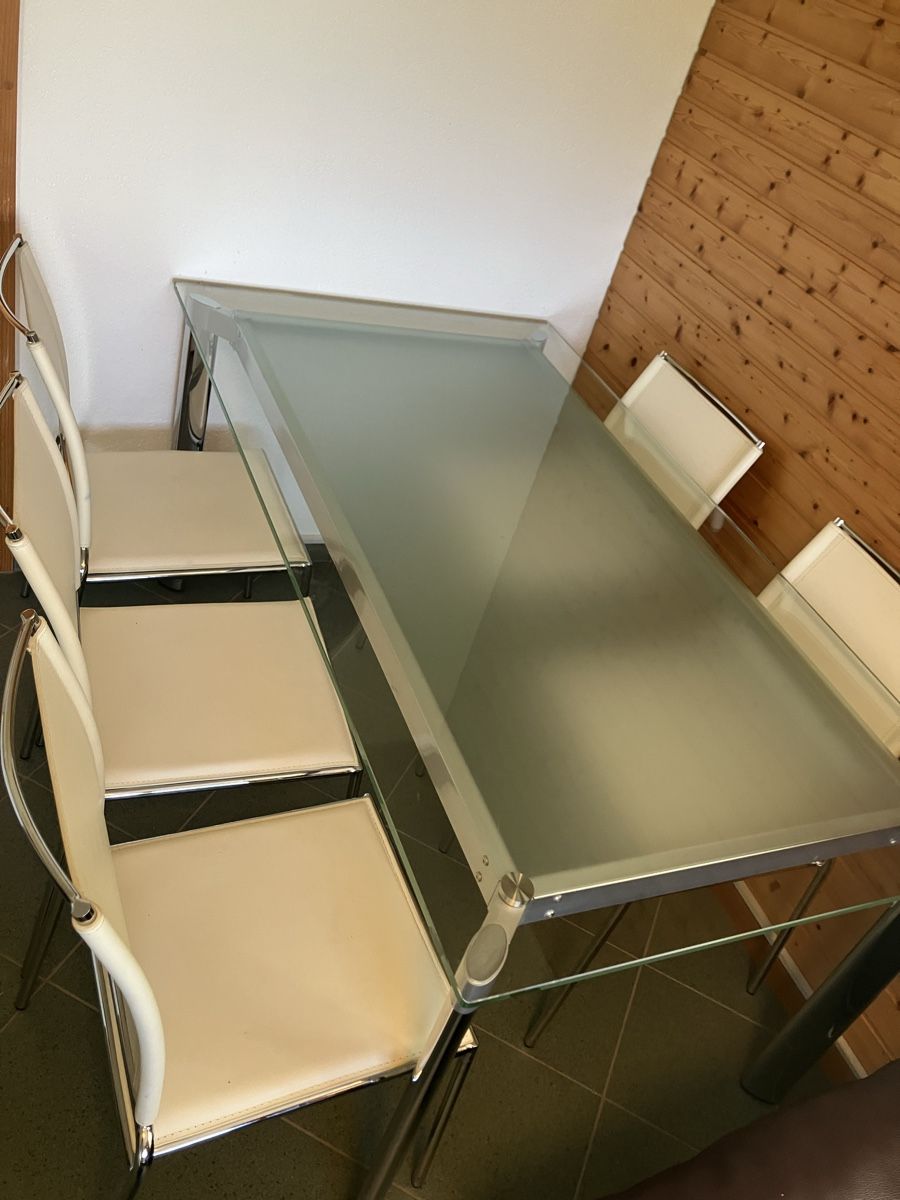 Set di tavolo e panche: Dining Table and 5 Chairs set Pfister glass top, metal frame – Usato da Birmensdorf ZH venduto da Trovo 1