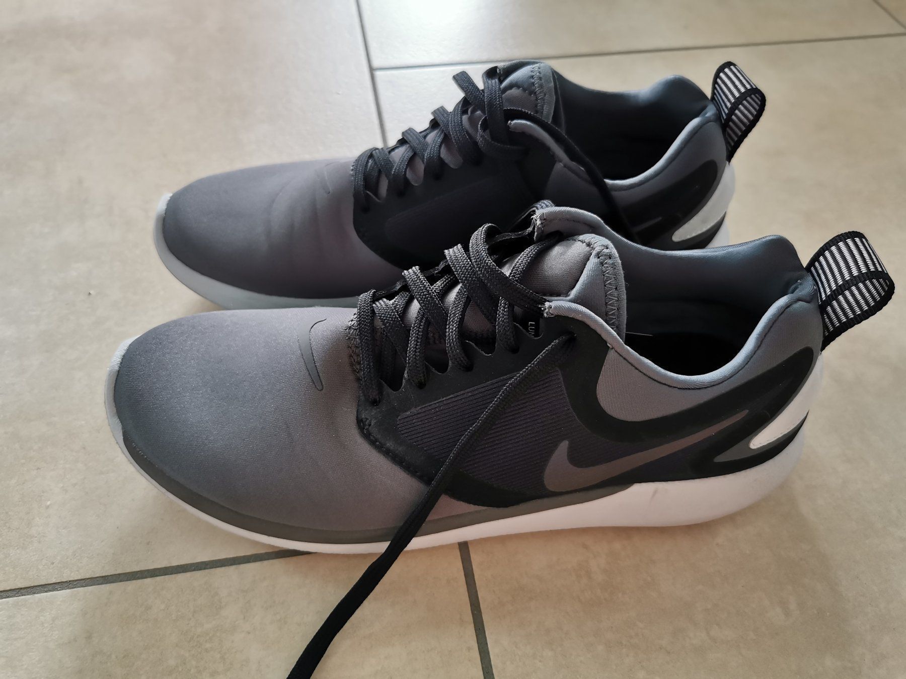 Nike Scarpe da donna: Nike Sneaker - Grösse 39 – Nuovo (secondo la descrizione) da Rickenbach b. Wil venduto da VeryLovelyThings