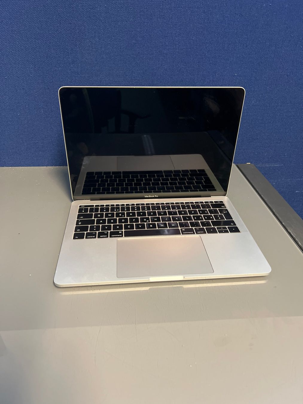 Apple Notebooks: MacBook Pro Silber 13" 2017, Startet nicht #06 – Defekt aus Dietikon von speedkauf