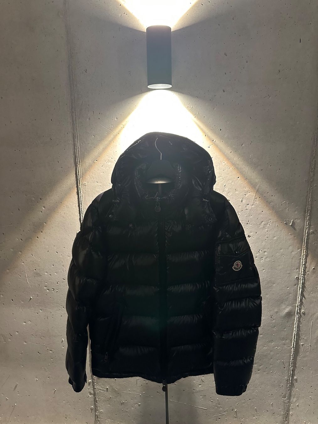 Moncler Giacche: DOUDOUNE COURTE À CAPUCHE MONCLER MAYA – Usato da MUTTENZ venduto da TAWNY1RICARDO
