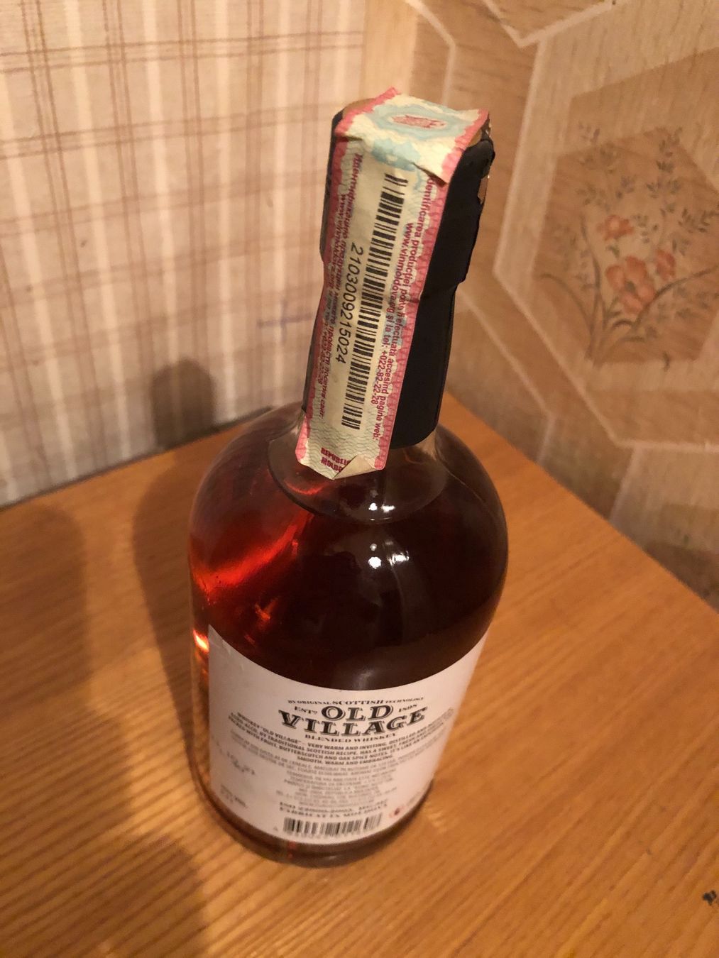 Bevande alcoliche: OLD VILLAGE Blended Whiskey Limited Edition in Eichenfässern – Nuovo e nell'imballaggio originale da Wald ZH venduto da mlnt 6