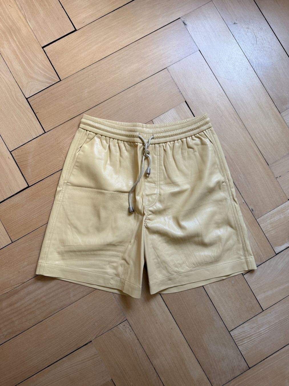Nanushka Pantaloni: NANUSHKA - Kunstleder Shorts hellgelb S – Usato da Zürich venduto da Diazaio