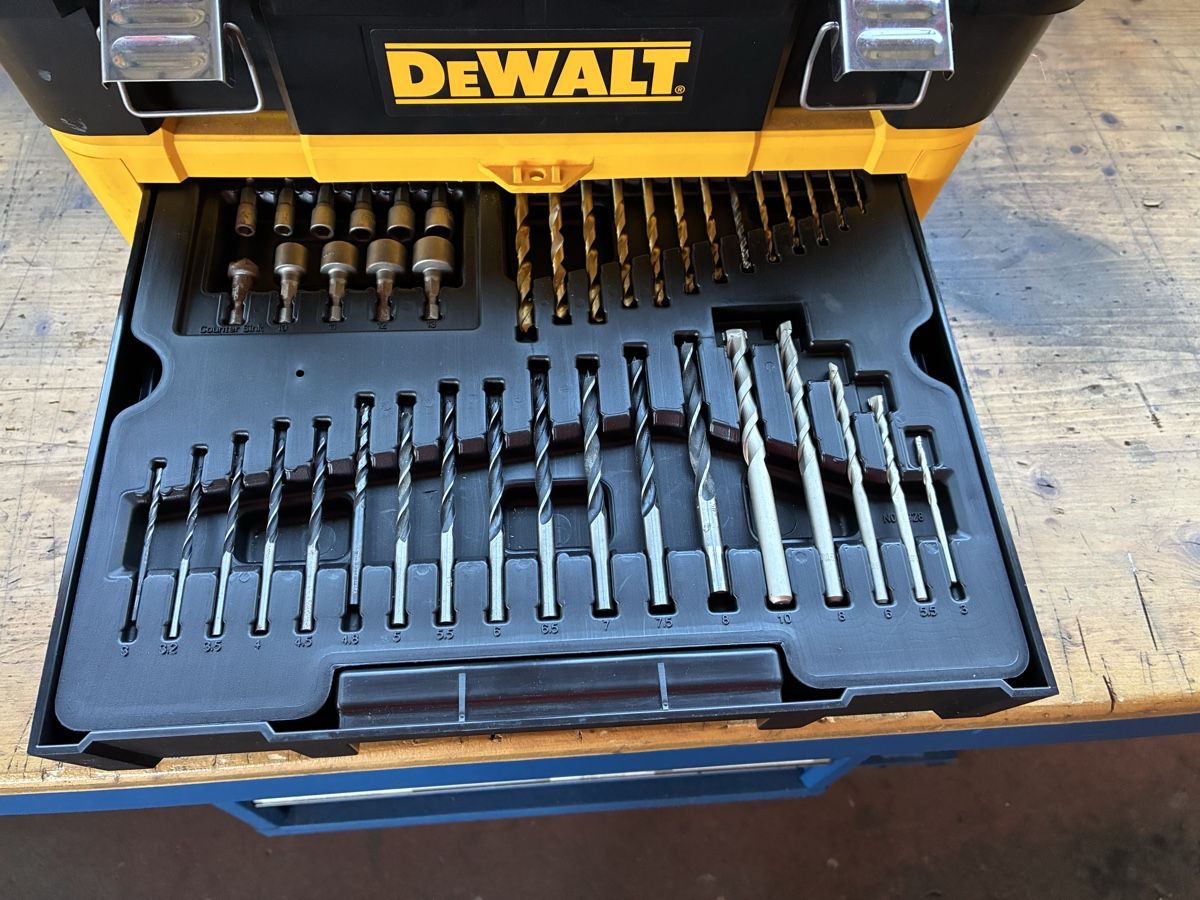 Dewalt Bohrmaschinen: DEWALT Bohrschrauber 18V mit Koffer und Bitsatz – Gebraucht aus Müllheim Dorf von top_6sdg 3