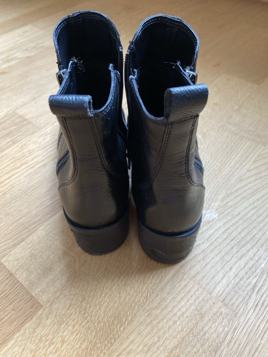 Scarpe da donna: Bottines en cuir noir 39 – Usato da Villeret venduto da Laloer22 2