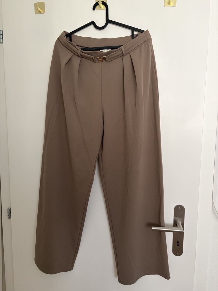 H&M Hosen: Pantalon large beige  – Gebraucht aus Monthey von Sevdije.Kololli
