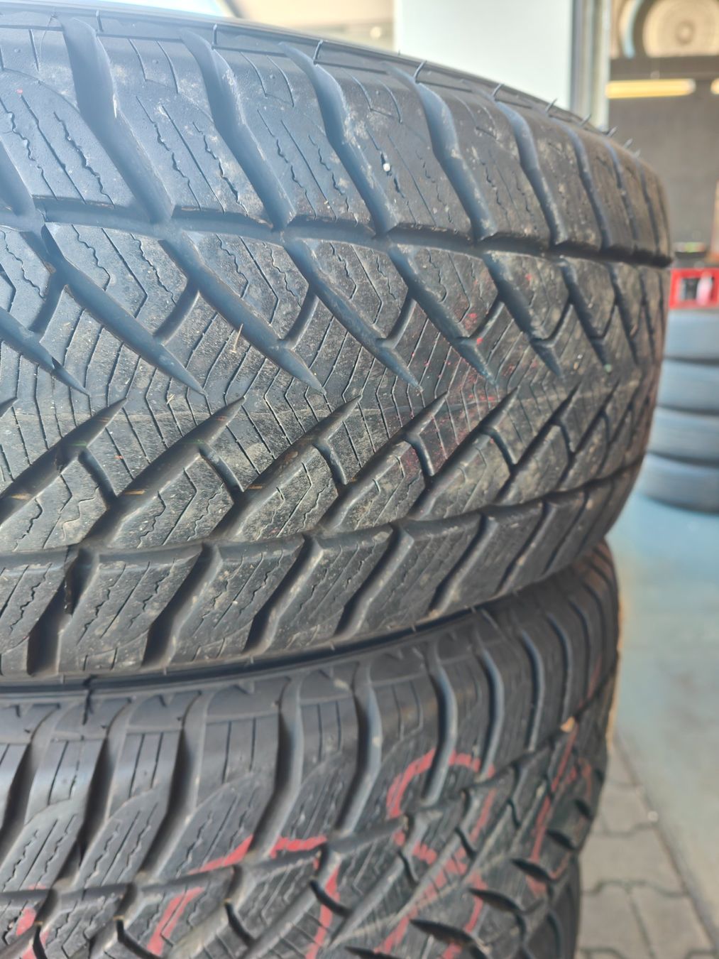 Goodyear Pneus & Kompletträder: Winterreifen 265/65 R17 – Gebraucht aus Oberengstringen von Reifen-Lagerverkauf 1