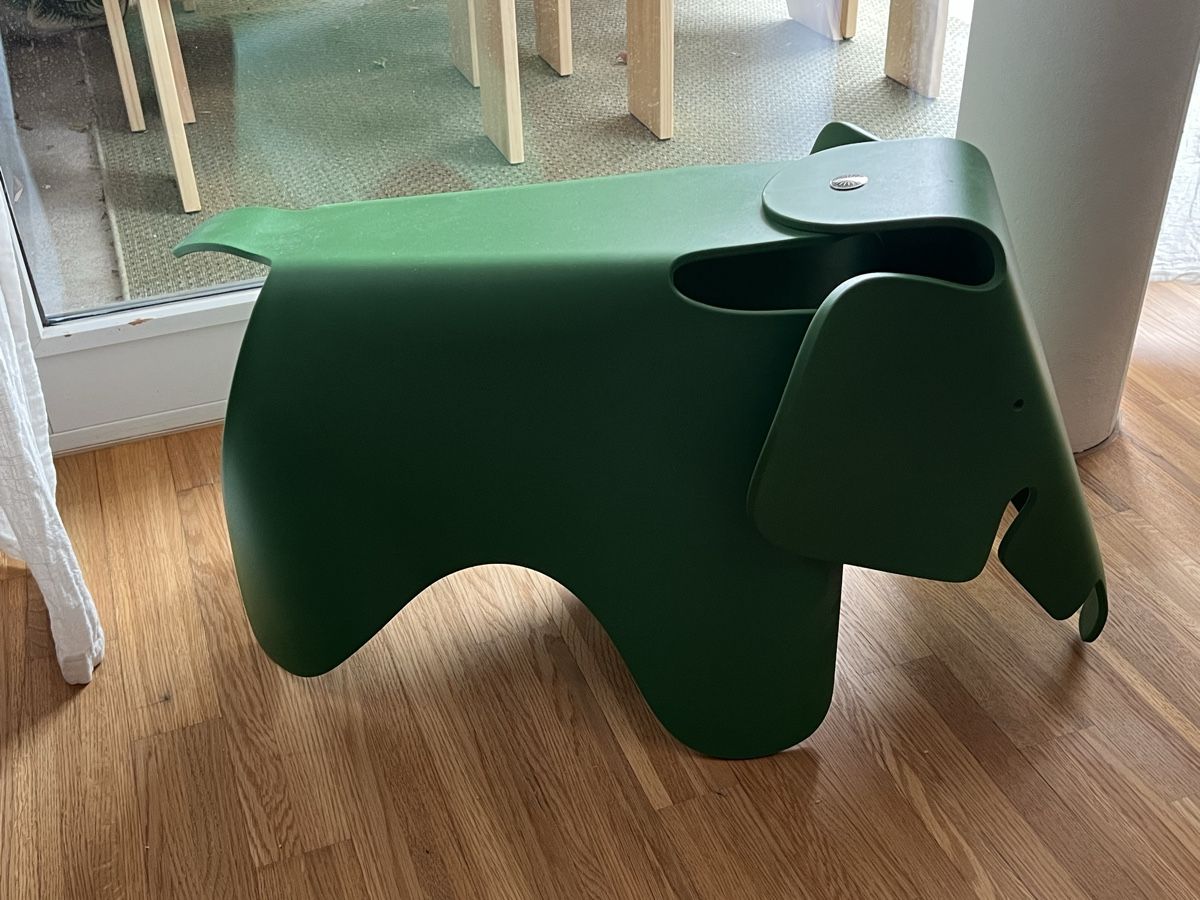 Vitra Sgabelli: Vitra Elephant Hocker, Design Charles & Ray Eames 1945 – Usato da Luzern venduto da maisonnoir 2
