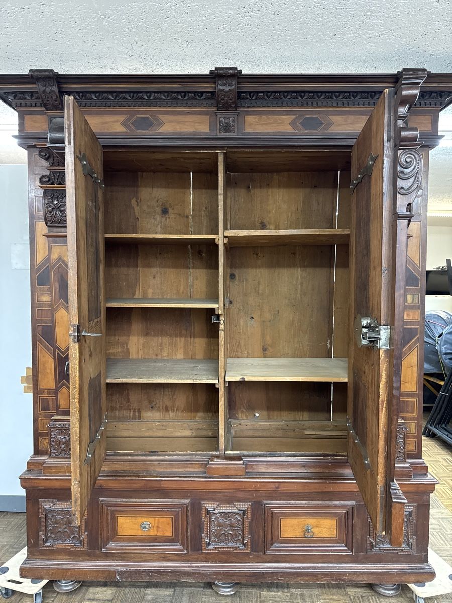 Armoires: Antiker Schrank, Nussbaum, – D'occasion à Zürich par dtag 5