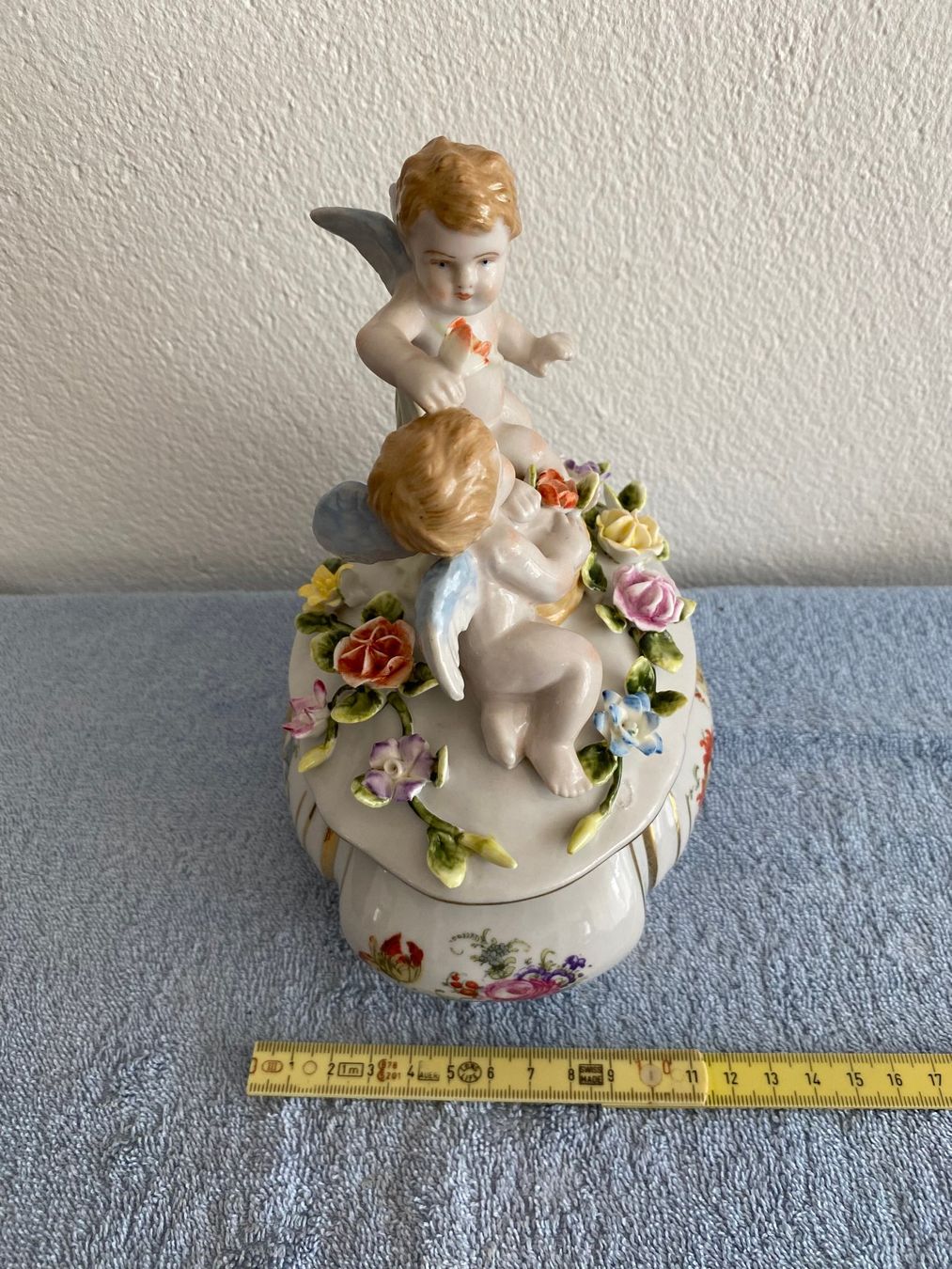 Tutte le decorazioni: ANTIKE DECKELDOSE MIT PUTTI ab Fr. 77.- – Usato da Berschis venduto da Mosch 3