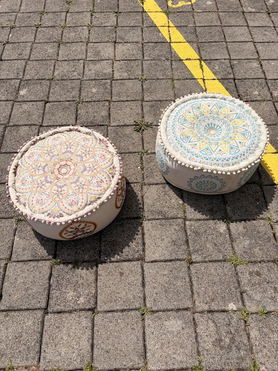 Sgabelli: 2 Poufs bestickt mit Mandala Muster beige gebraucht – Usato da Bonaduz venduto da san_9qpy
