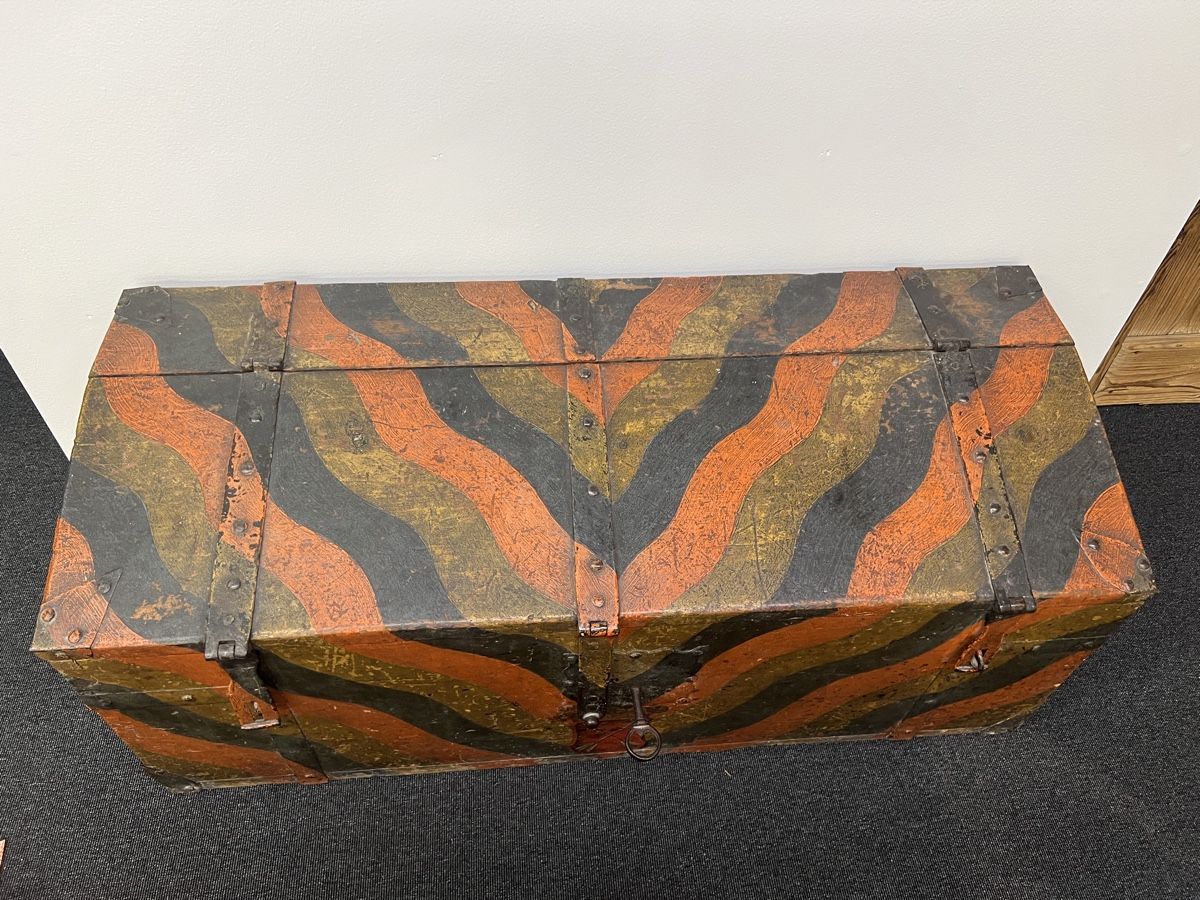 Cassapanche: Museale Harnisch Truhe – Usato da Gossau SG venduto da Keller-Antiques 4