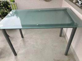 Tisch mit 4 Stühle