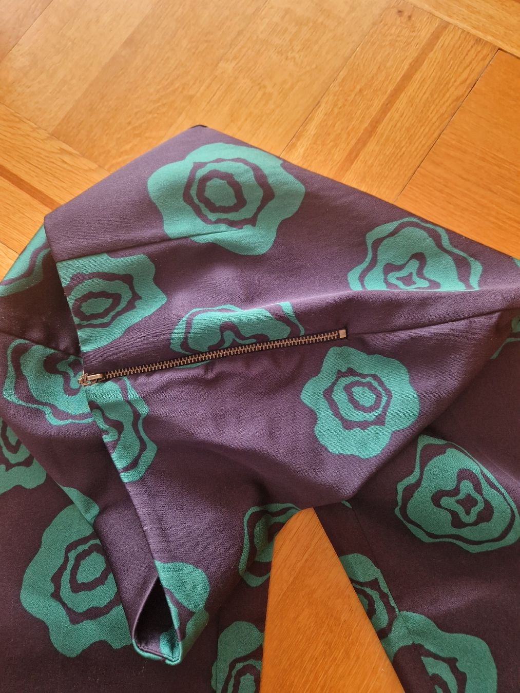 H&M Pantaloni: Pantalon H&M fleuri taille 34 – Usato da Pully venduto da Patriciaeve 2