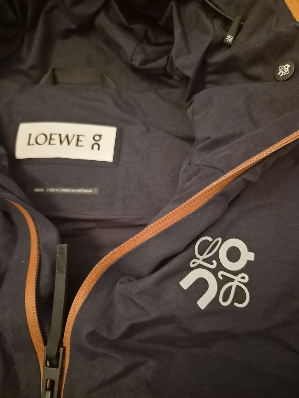 Loewe Gilet & Giacche: Loewe  x On Daunenweste  – Nuovo (secondo la descrizione) da Weesen venduto da sch_cs6t 1