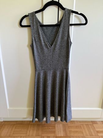 Sommerliches, graues Minikleid, sehr bequem, Grösse 32