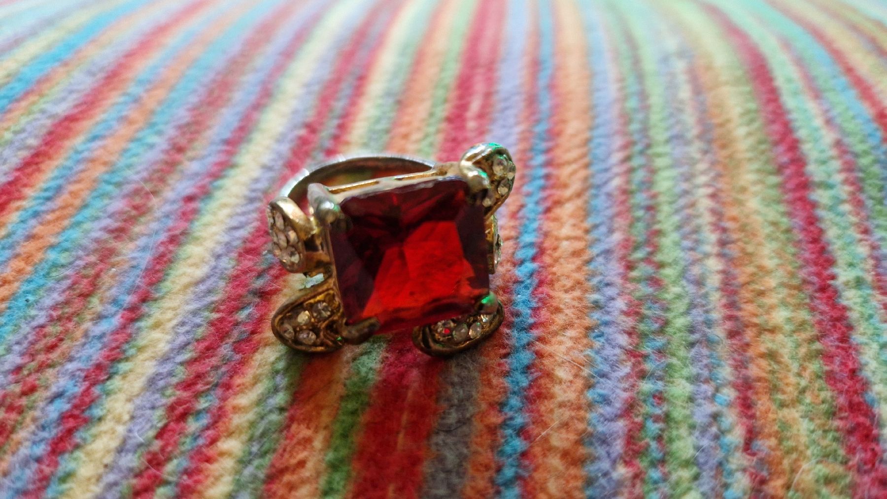 Anelli: Modeschmuck-Ring mit grossem rotem Glasstein – Usato da Oberengstringen venduto da Asteroid56 4