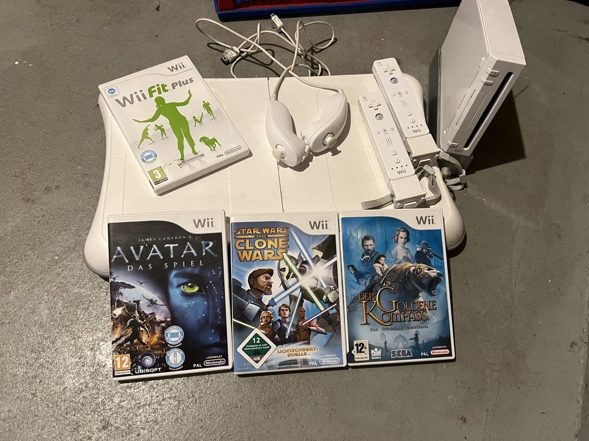 Nintendo Console: Nintendo Wii Bundle - Console, Games, Balance Board – Usato da Einsiedeln venduto da Goodway