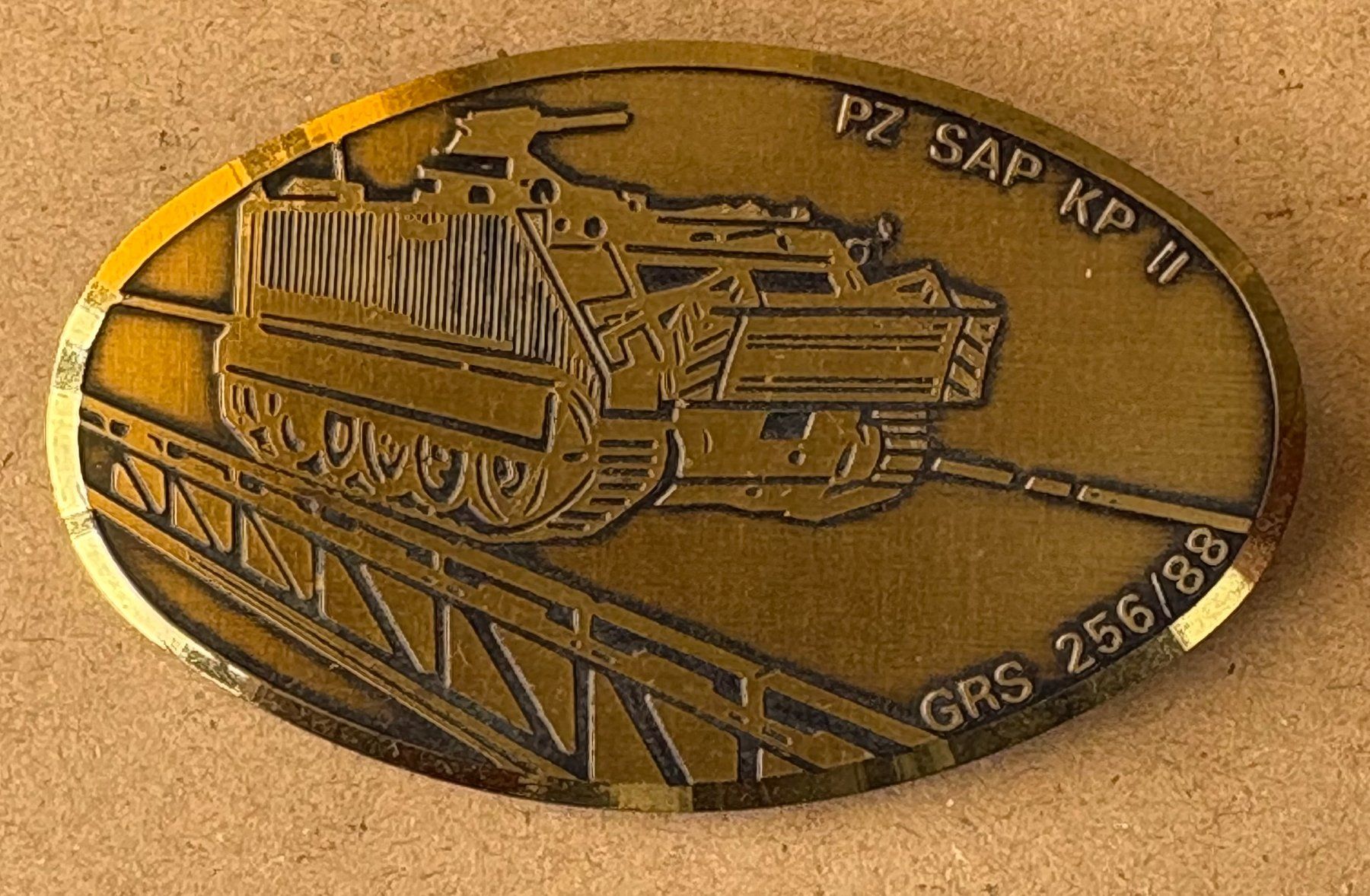 Schweizer Armee Plaketten & Abzeichen: ANSTECKNADEL PANZER SAP KP II – Gebraucht aus Ostermundigen von wini63