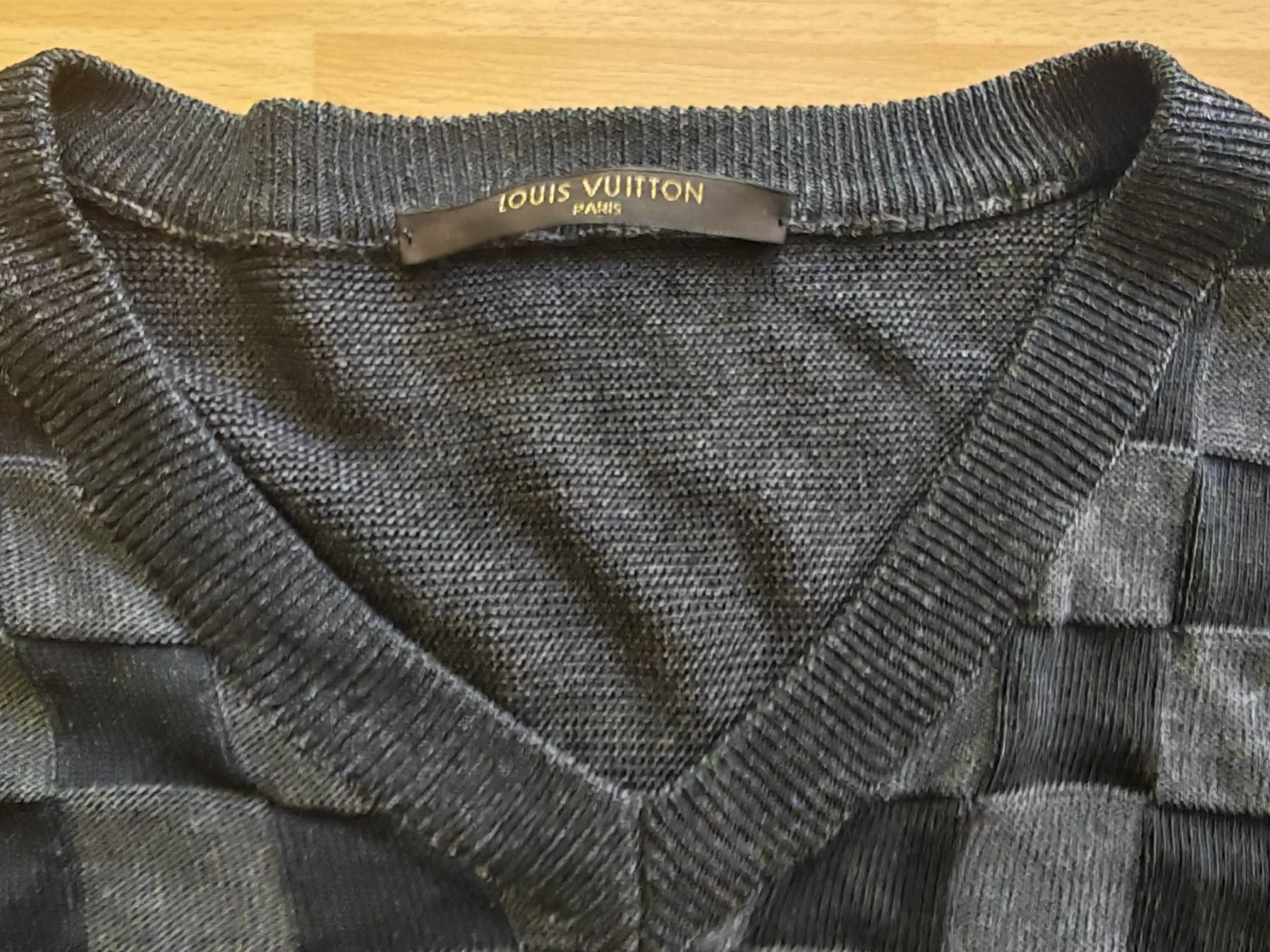 Louis Vuitton Maglioni & Felpe: Original Louis Vuitton Damier V-Neck Pullover M/52 Anthrazit – Usato da Pfäffikon SZ venduto da mat_qgm9 1