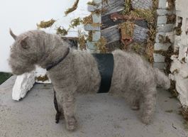 Gefilzter Esel für Schwarzenberger Krippenfiguren