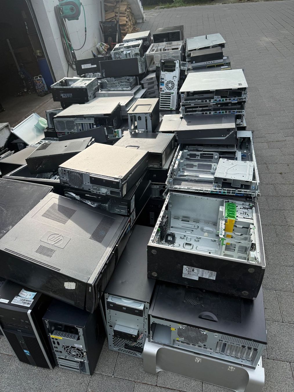 Custodie: Altmetall Server & PC Gehaeuse: ca. 1200 kg – Difettoso da Hägglingen venduto da money-4-tower 1