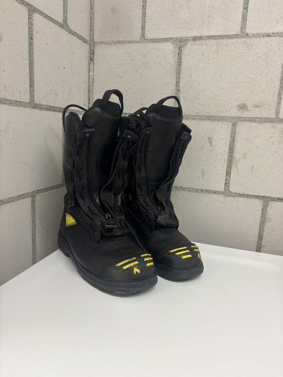 Haix Scarpe da uomo: Gepflegte Haix Brandschutzschuhe – Usato da Küttigen venduto da Ch.Marugg
