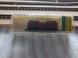 Güterwagen beladen mit Grubenholz der DB, Minitrix Spur N